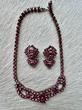 VINTAGE ART DECO RHINESTONE NECKLACE AND CLIP ON EARRING SET / PINK STONES